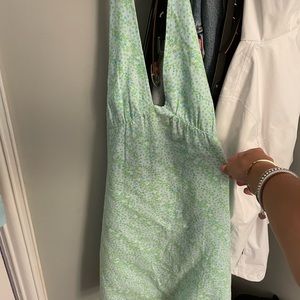 Dress that ties on the neck! comfortable, Wore once, and was a little long on me